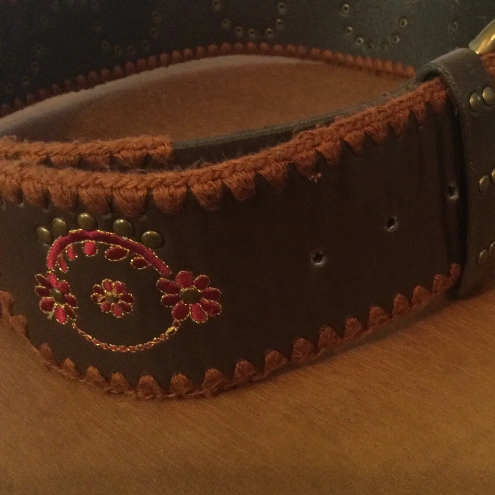 Oscar De la Renta- Vintage Wide Leather Embroidered Belt. Size OS - Picture 3 of 7